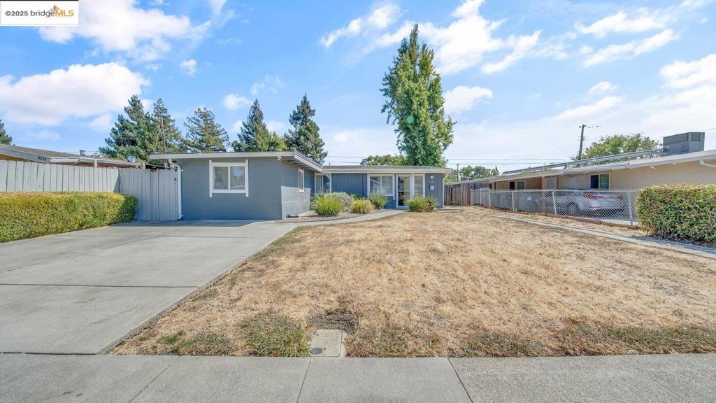 This Charming home is light bright and airy and only one step to entry. Large frt and back yard juust waiting for your vision. Close to Solano Town Center with shops and restaurants and movie theatre. Close to highway 80.