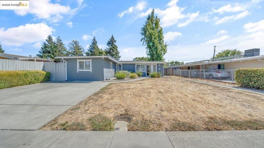 This Charming home is light bright and airy and only  one step to entry. Large frt and back yard juust waiting for your vision. Close to Solano Town Center with shops and restaurants and movie theatre. Close to highway 80.