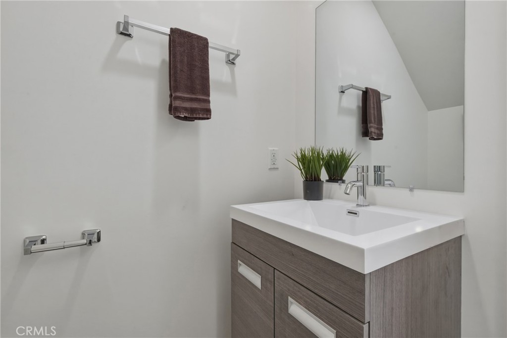 1301 Tamarind Avenue