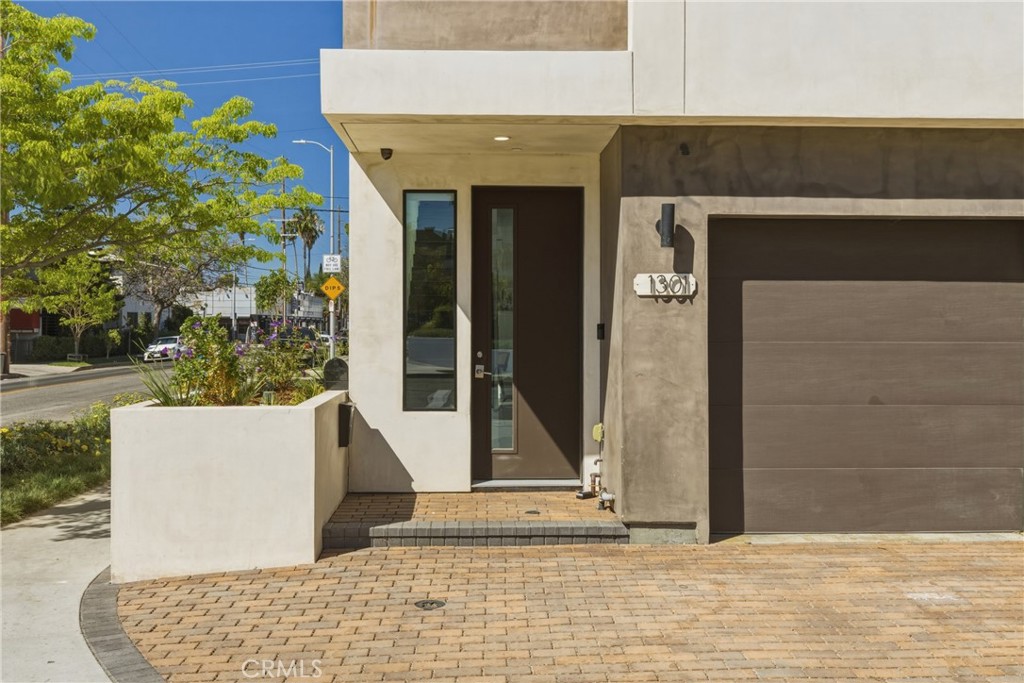 1301 Tamarind Avenue