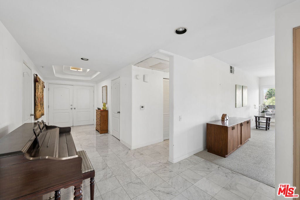 5224 Zelzah Avenue 209