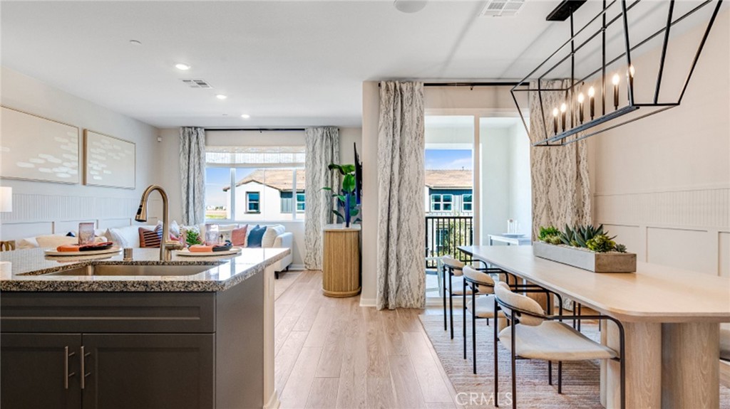 2707 E Amberley Privado