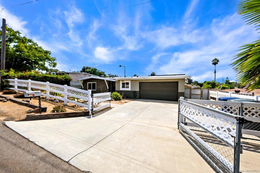 421 Hillcrest Ln