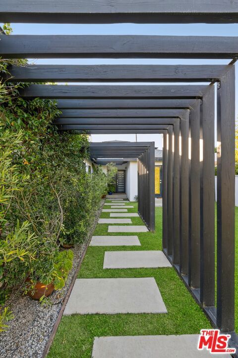 Photo of 967 Vernon Avenue, Venice, CA 90291 (MLS # 25588619) Photo of 967 Vernon Avenue, Venice, CA 90291 (MLS # 25588619)