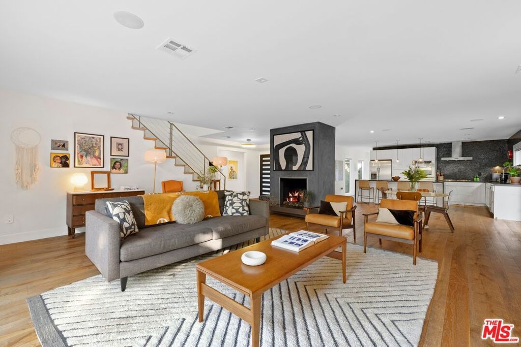 Photo of 967 Vernon Avenue, Venice, CA 90291 (MLS # 25588619)