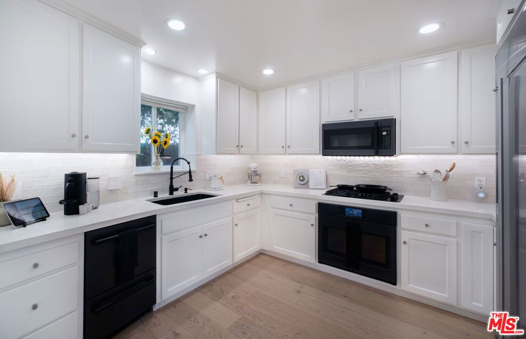 Photo of 838 17th Street #105, Santa Monica, CA 90403 (MLS # 25609177)