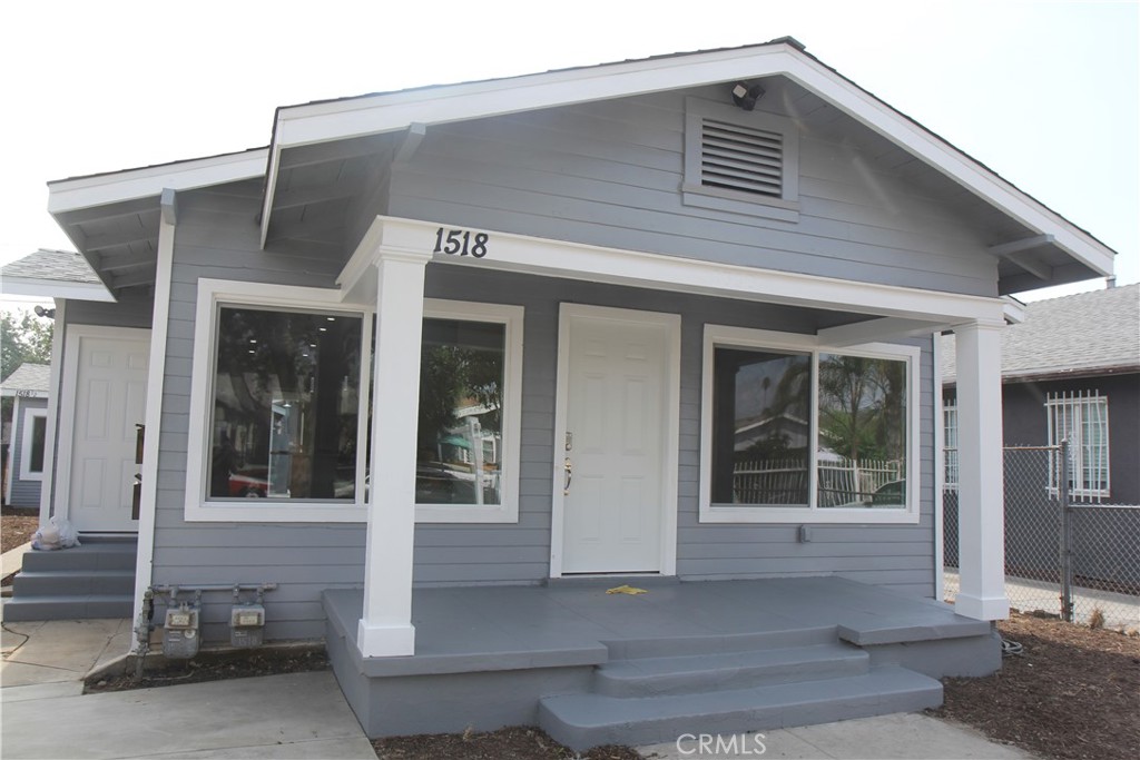 Don't miss out on this charming remodeled duplex in the City of Los Angeles - fully remodeled property in the heart of Los Angeles with tons parking and beautiful finishes. Don't miss out on this investment property!!
