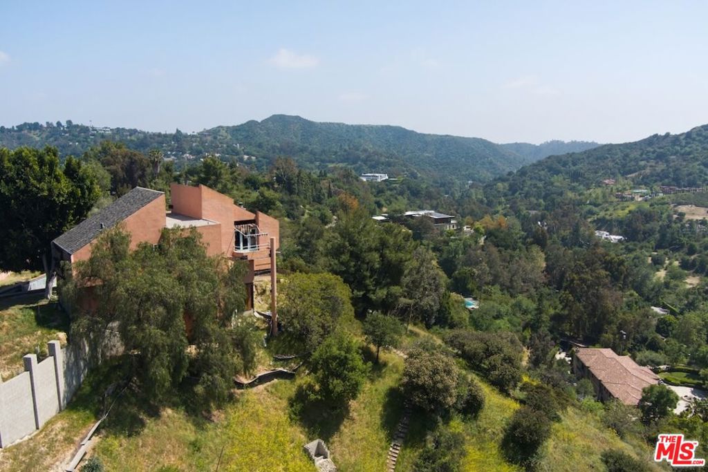3025 Benedict Canyon Drive