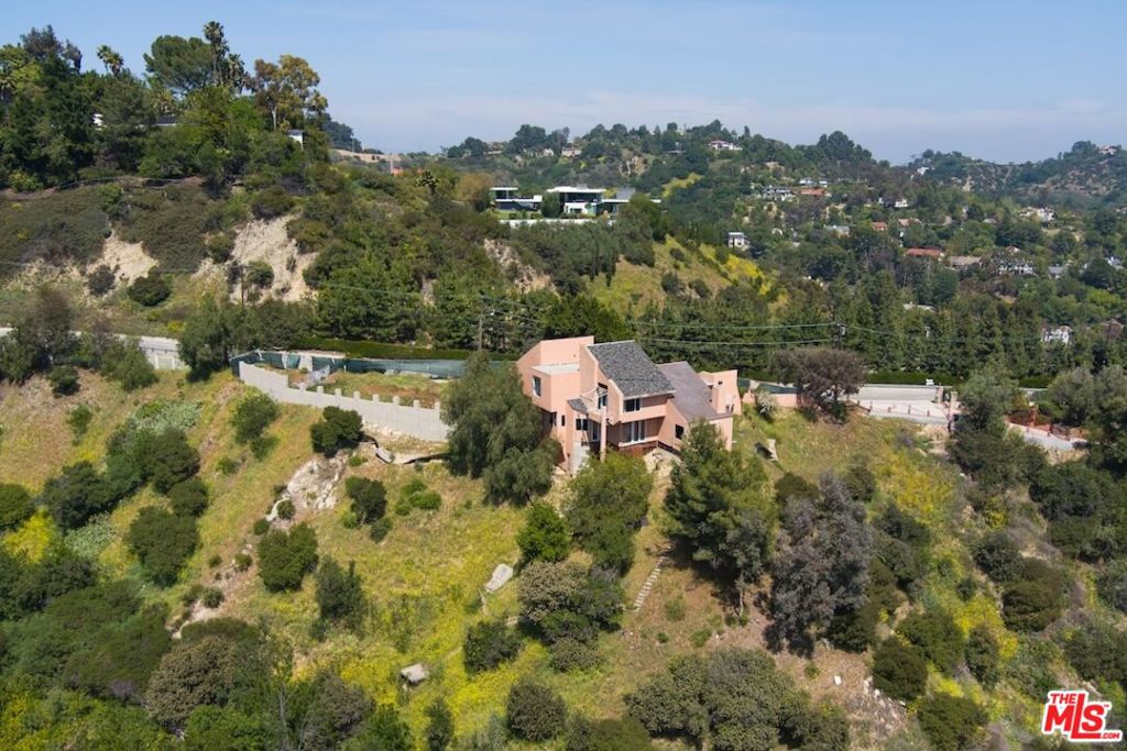 3025 Benedict Canyon Drive