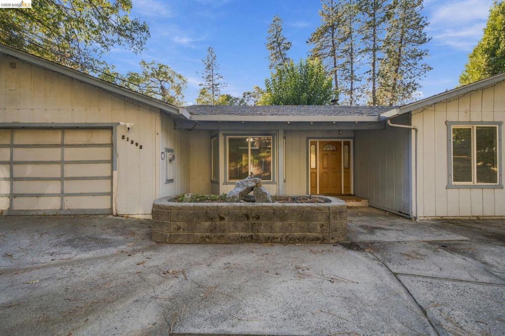 21392 Ridgeview Dr