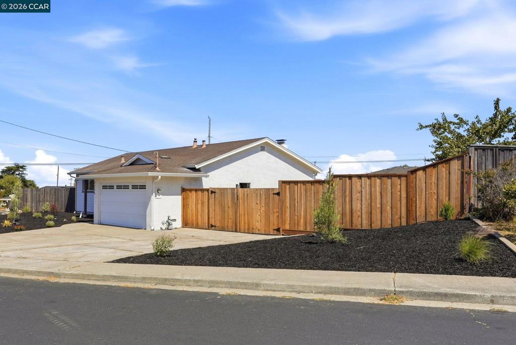 2225 Meadowlark St