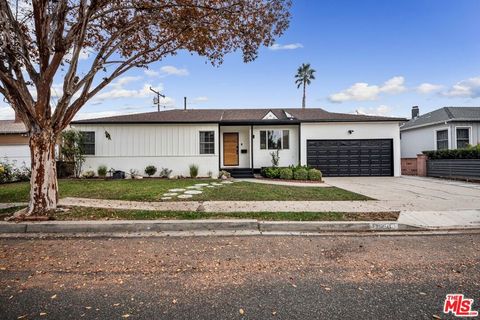 Photo of 11250 Garfield Avenue, Culver City, CA 90230 (MLS # 26820275)