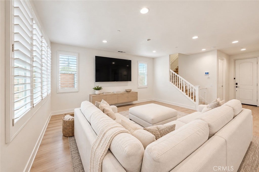 23201 W Canterbury