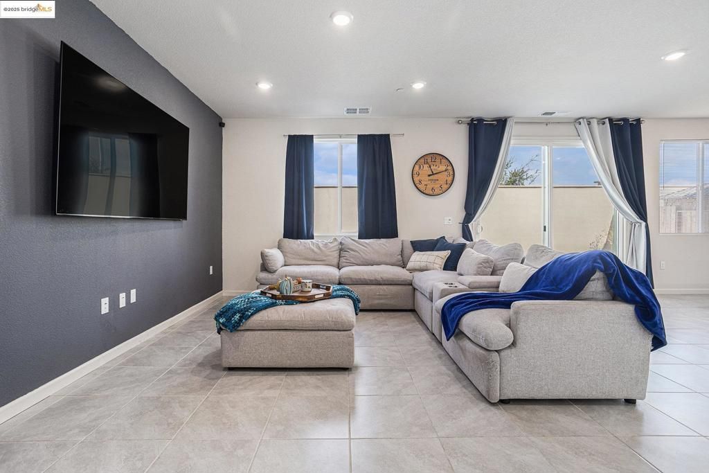 Photo of 868 Diamante Way, Oakley, CA 94561 (MLS # 41113532)