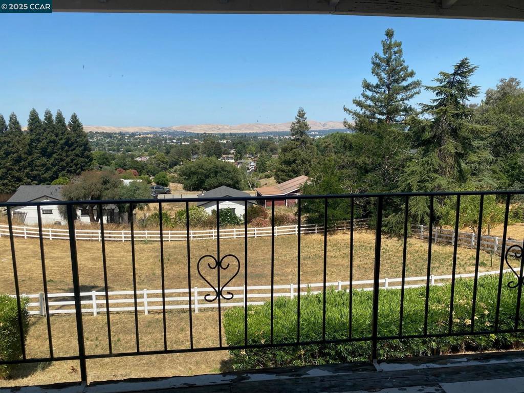 MUIR OAKS - Residential