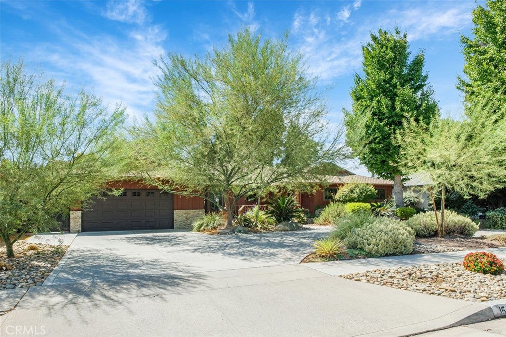 1545 E Calimyrna