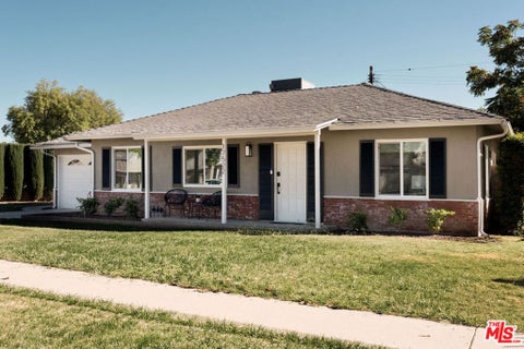Photo of 17522 Runnymede Street, Van Nuys, CA 91406 (MLS # 26103590)