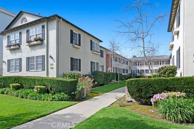 Photo of 515 San Vicente Blvd #D, Santa Monica, CA 90402 (MLS # SR26214829)