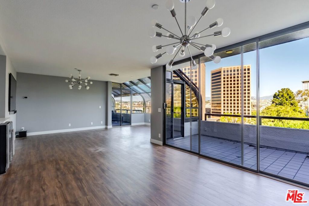 880 W 1st Street 712