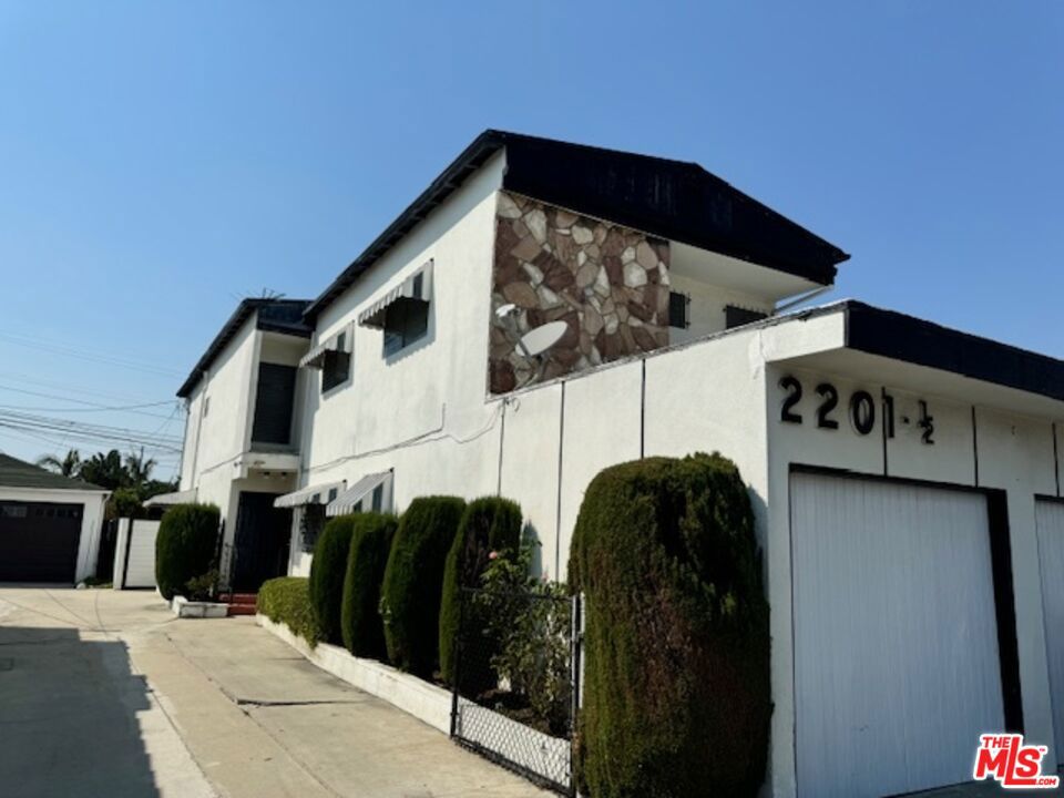 Excellent investment opportunity to own in a vibrant Mid-City enclave that offers a spacious duplex (two 2bedrooms, 1 and 1/2 bathroom each), with a 2 car garage and a sparkling pool. Perfect for the end-user or expanding real estate developer. A fabulous neighborhood with proximity to downtown Los Angeles, Santa Monica, (10 Fwy), Culver City, Beverly Hills, West Adams, peppered by posh restaurants, retail shops, specialized eateries and some of L.A.'s most iconic street food vendors.