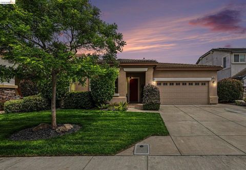 Photo of 1112 Donatello Way Way, Oakley, CA 94561 (MLS # 41131711)