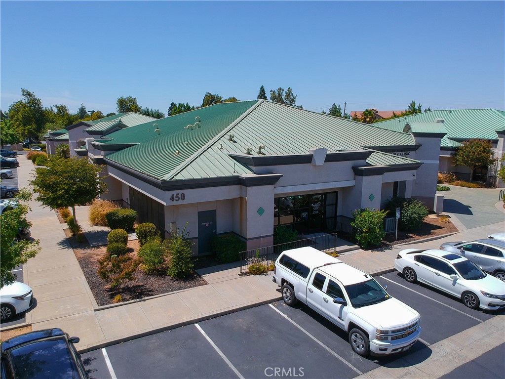 Now available for lease, this 1,446 square foot Medical Office suite is located within a well-maintained Yosemite Professional Plaza at the corner of Yosemite Avenue and Cordova Avenue in Merced, CA. Zoned Planned Development (P-D), the space is ideal for medical, dental, or general office use.
The site includes a total of six (6) exam rooms including four (4) exam rooms with sinks. Additionally, there are two (2) restrooms, one (1) waiting area, one (1) receptionist space, and two (2) storage rooms. Its layout supports both customer-facing and operational needs, making it a flexible solution for professionals or service providers. The suite offers an ADA ramp, one (1) public entrance and one (1) private entrance and offers a functional layout to support a variety of professional services.
Situated in a high-traffic corridor approximately 1 Mile from Mercy Medical Center Dignity Health Hospital, the property offers great visibility and ample shaded parking for both clients and staff.