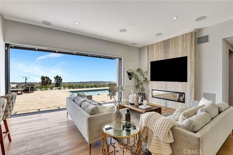 Photo of 5402 Horizon Dr, Malibu, CA 90265 (MLS # SR26055636)