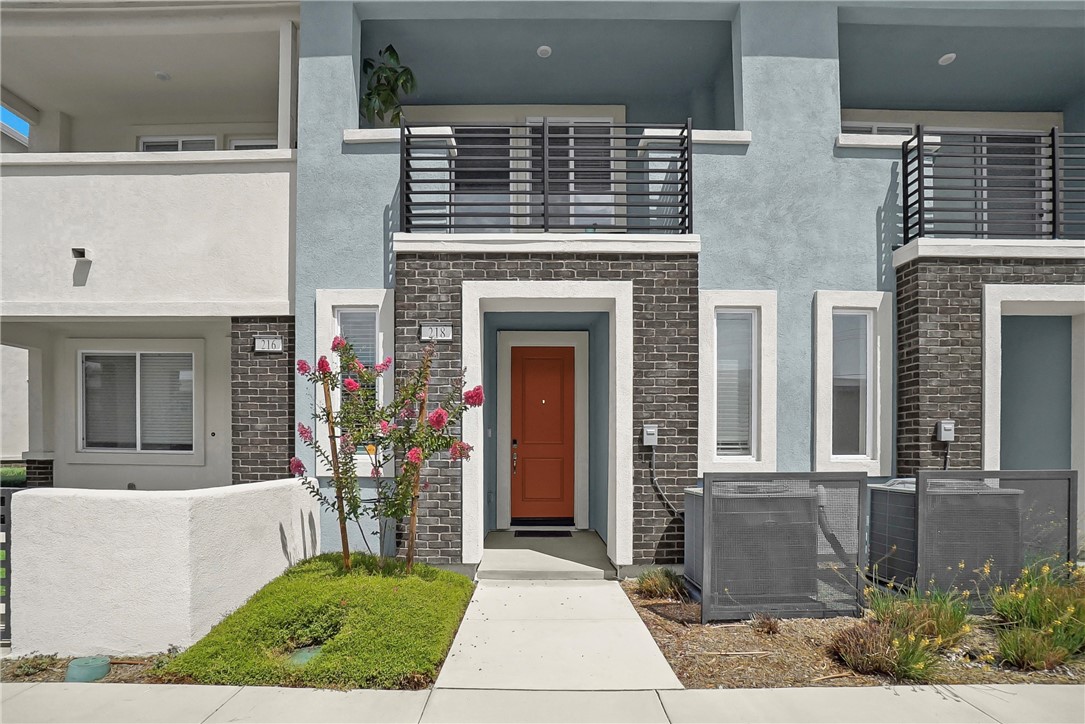 218 Lockhart Way
