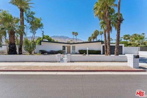 Photo of 547 N Farrell Drive, Palm Springs, CA 92262 (MLS # 26984549)