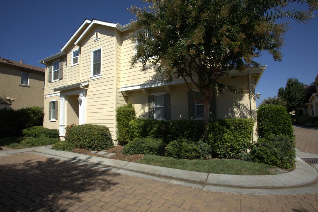 SINGLE FAMILY HOME WITH 2 CAR GARAGE*GREAT VALUE*FRESHLY PAINTED EXTERIOR* WELL KEPT HOME WITH OPEN FLOOR PLAN* HARD WOOD FLOOR, DUAL PANE WINDOWS, CENTRAL AIR CONDITIONING, WALK IN CLOSET, INSIDE LAUNDRY ROOM,MOVE IN CONDITION,SIDE YARD, COMMUNITY POOL AND SPA, EASY ACCESS TO ALL AMENITIES, BEST DEAL IN GILROY