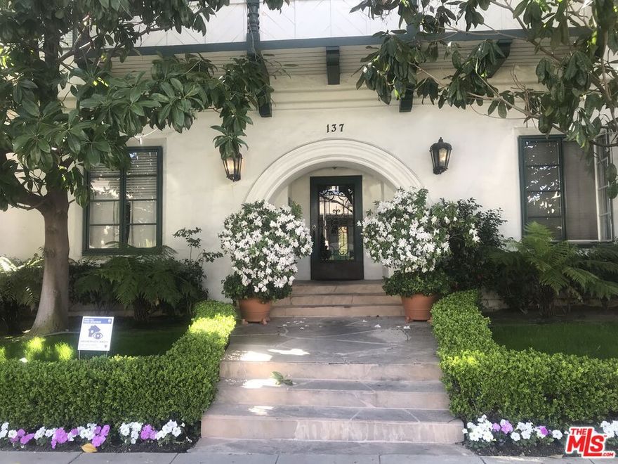 A trophy building with 8 one bed+one bath updated units in prime Beverly Hills. Each unit has been recently remodeled and includes dishwasher, refrigerator, stove, laminate floors, newer kitchen cabinets, remodeled bathrooms.  Two front facing top floor units have a balcony. The building is currently 100% tenant occupied. Access to property with accepted offer only.