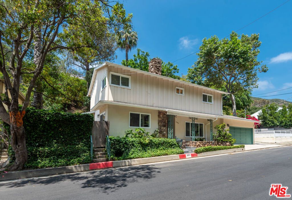 Photo of 1247 N Bundy Drive, Los Angeles, CA 90049 (MLS # 25538451)
