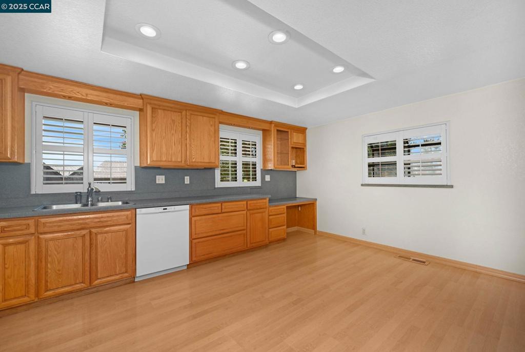 VICTORIA CROSSNG - Residential