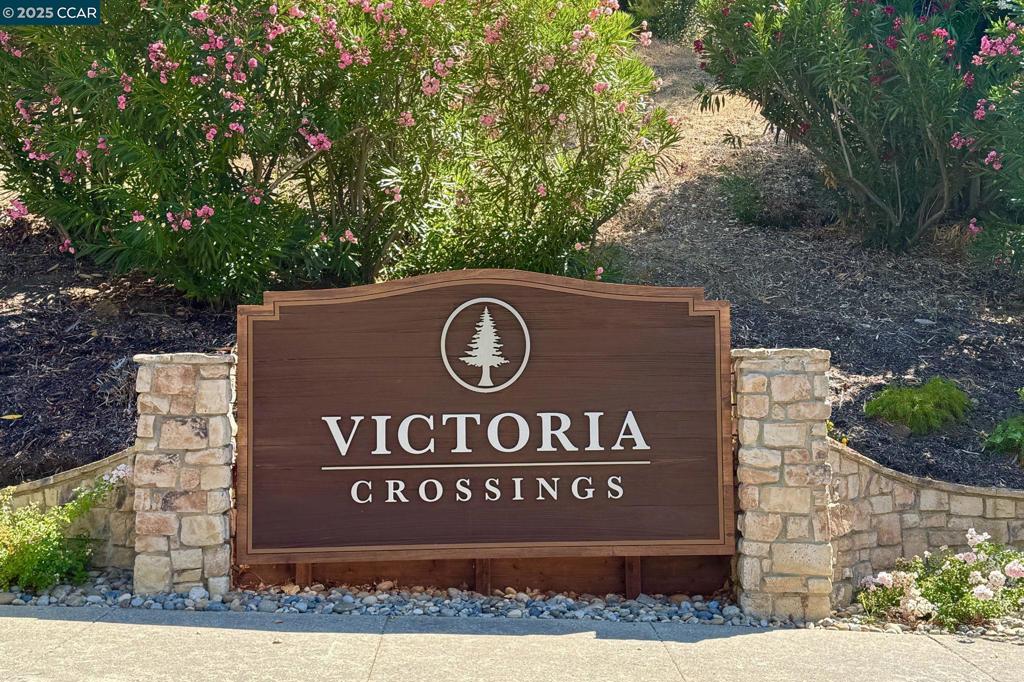 VICTORIA CROSSNG - Residential