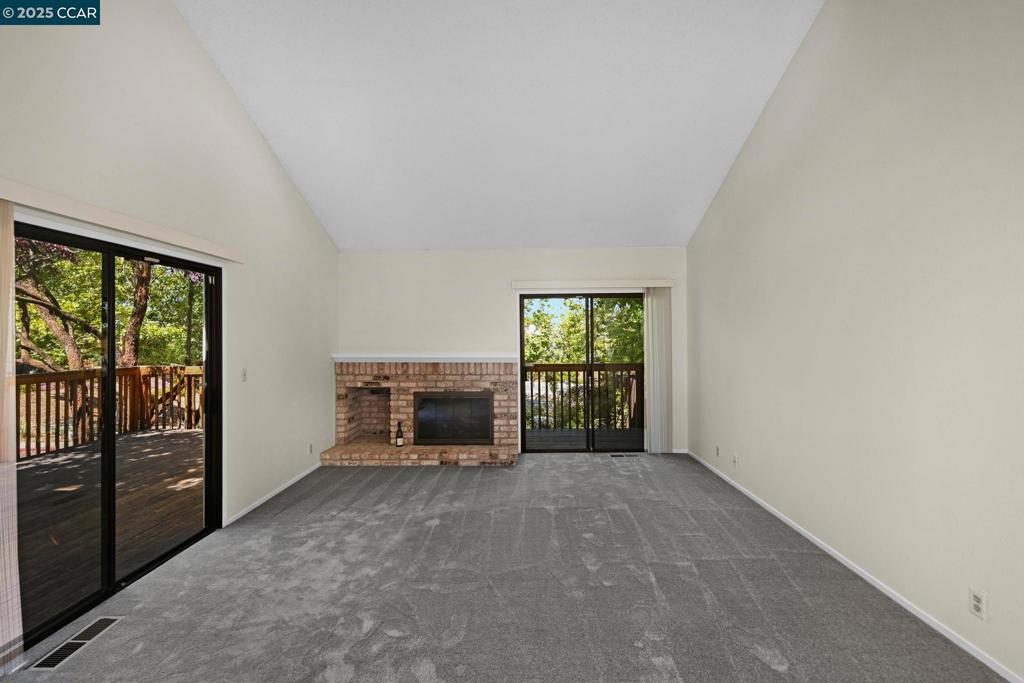 VICTORIA CROSSNG - Residential