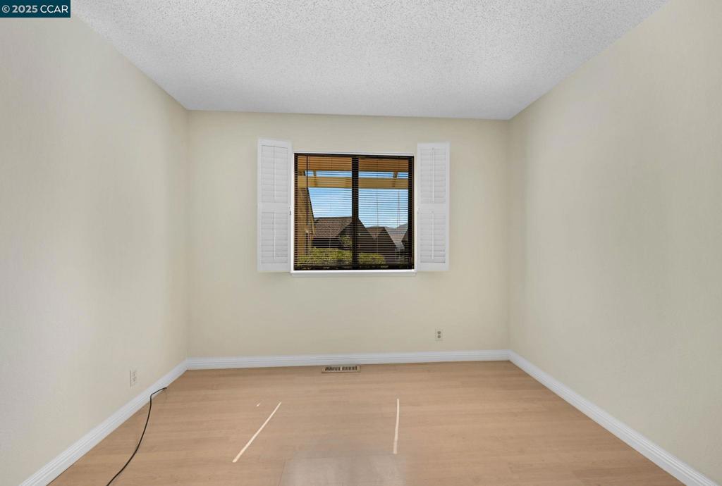 VICTORIA CROSSNG - Residential