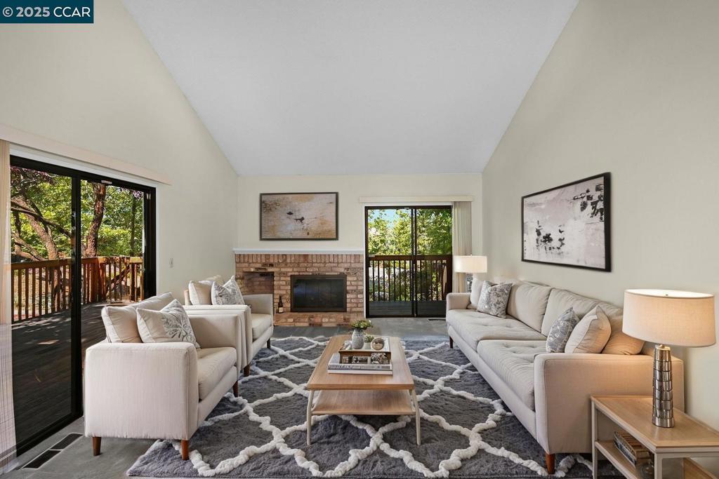 VICTORIA CROSSNG - Residential