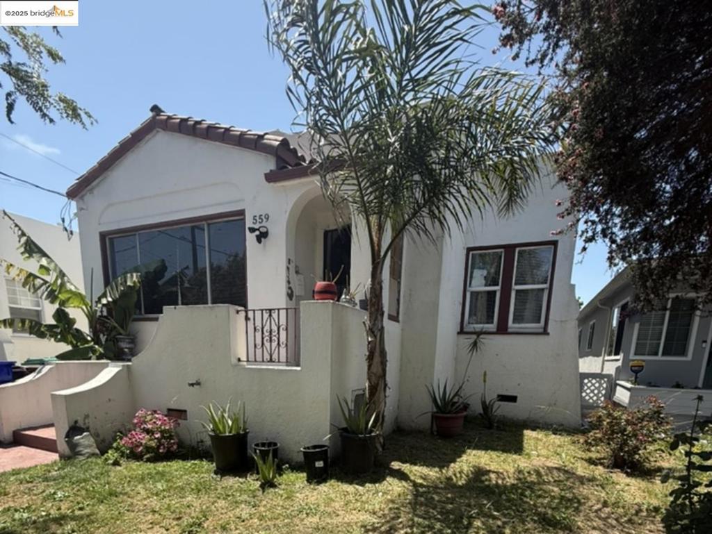 Sweet Richmond Bungalow on a quiet street, perfect as a first home or a downsizing home.