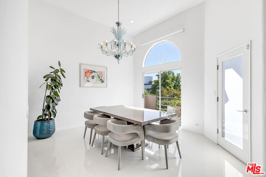 Photo of 840 N Croft Avenue #301, Los Angeles, CA 90069 (MLS # 25583037)