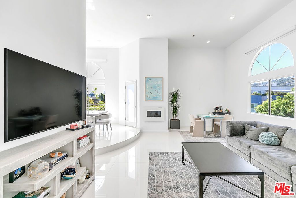 Photo of 840 N Croft Avenue #301, Los Angeles, CA 90069 (MLS # 25583037)