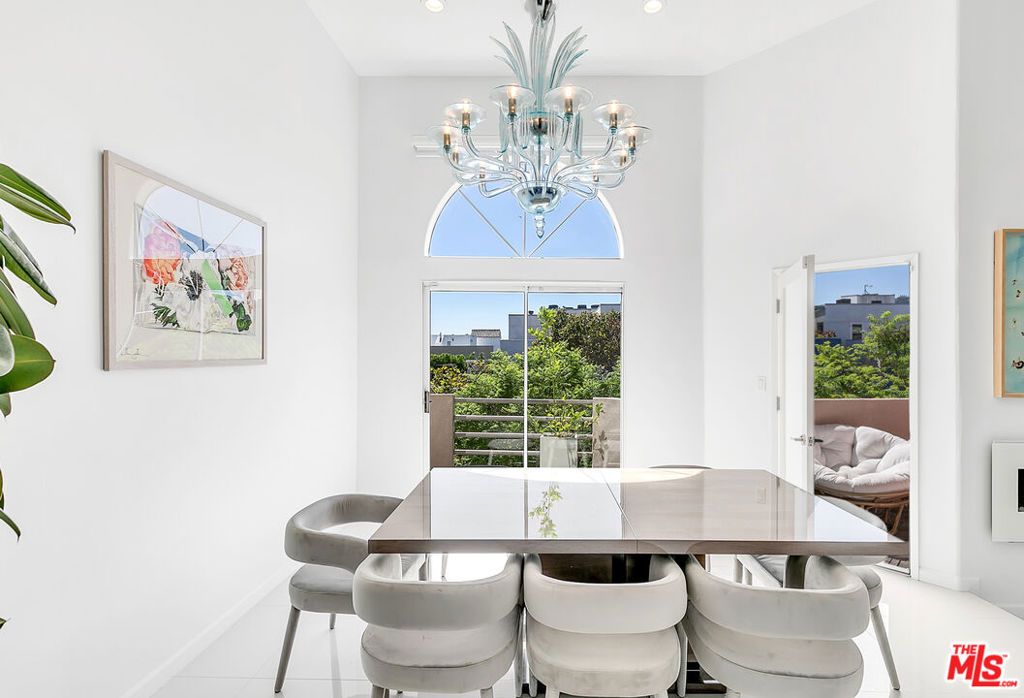 Photo of 840 N Croft Avenue #301, Los Angeles, CA 90069 (MLS # 25583037)