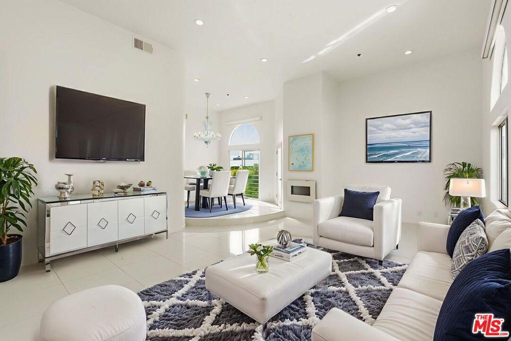 Photo of 840 N Croft Avenue #301, Los Angeles, CA 90069 (MLS # 25583037)