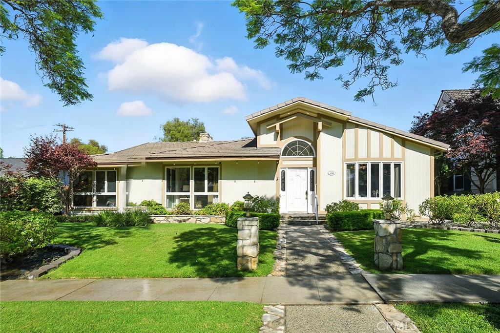 1210 Los Altos Avenue