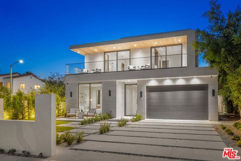 Photo of 405 N Flores Street, Los Angeles, CA 90048 (MLS # 26788813)