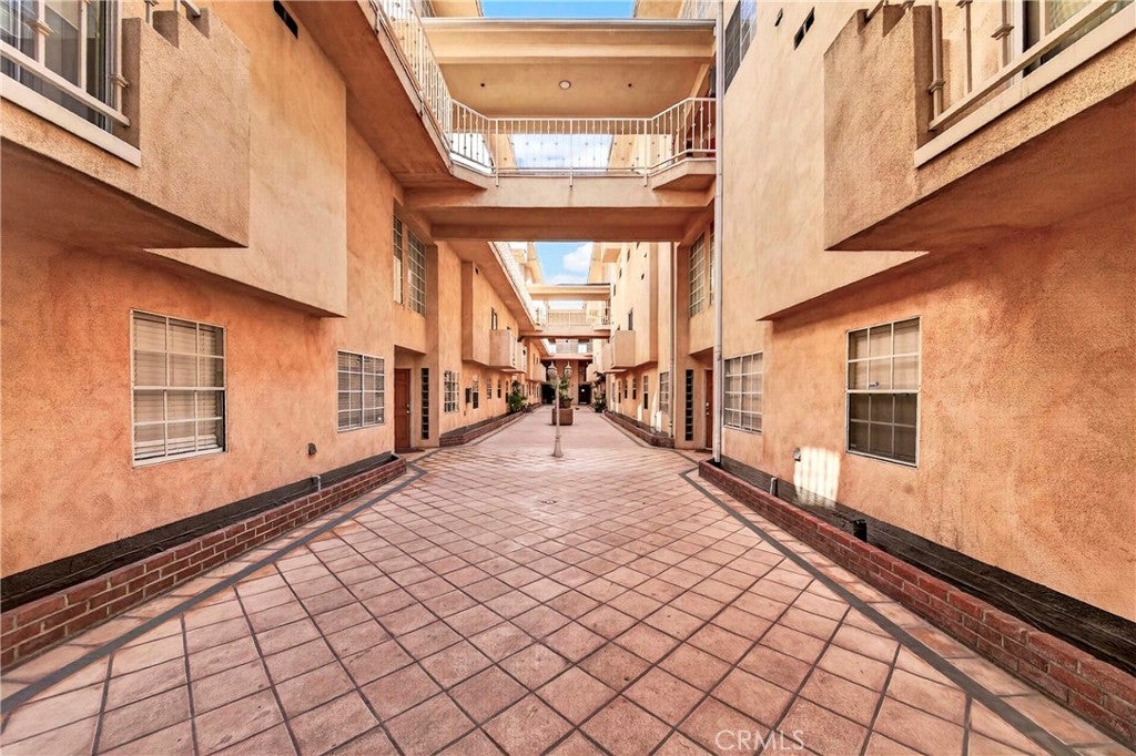 321 W. Queen St. Unit 8