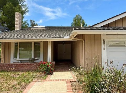 Photo of 6618 Smoke Tree Avenue, Oak Park, CA 91377 (MLS # SR26096721)