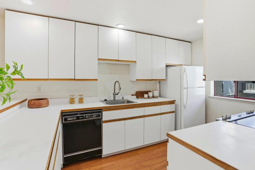 4159 El Camino Way M