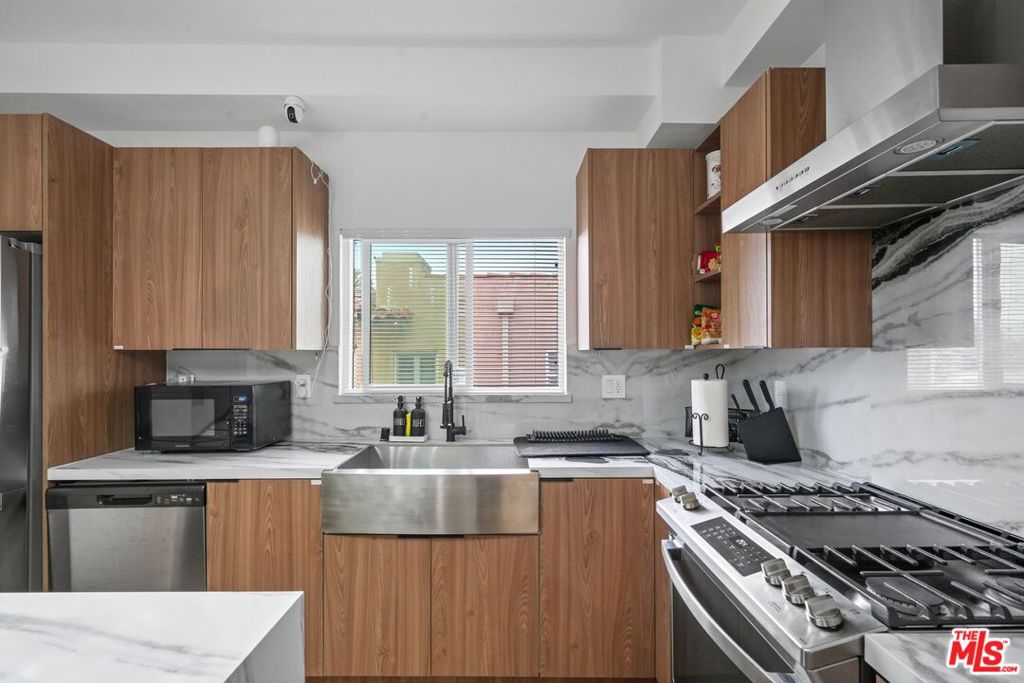 1842 S Sycamore Avenue