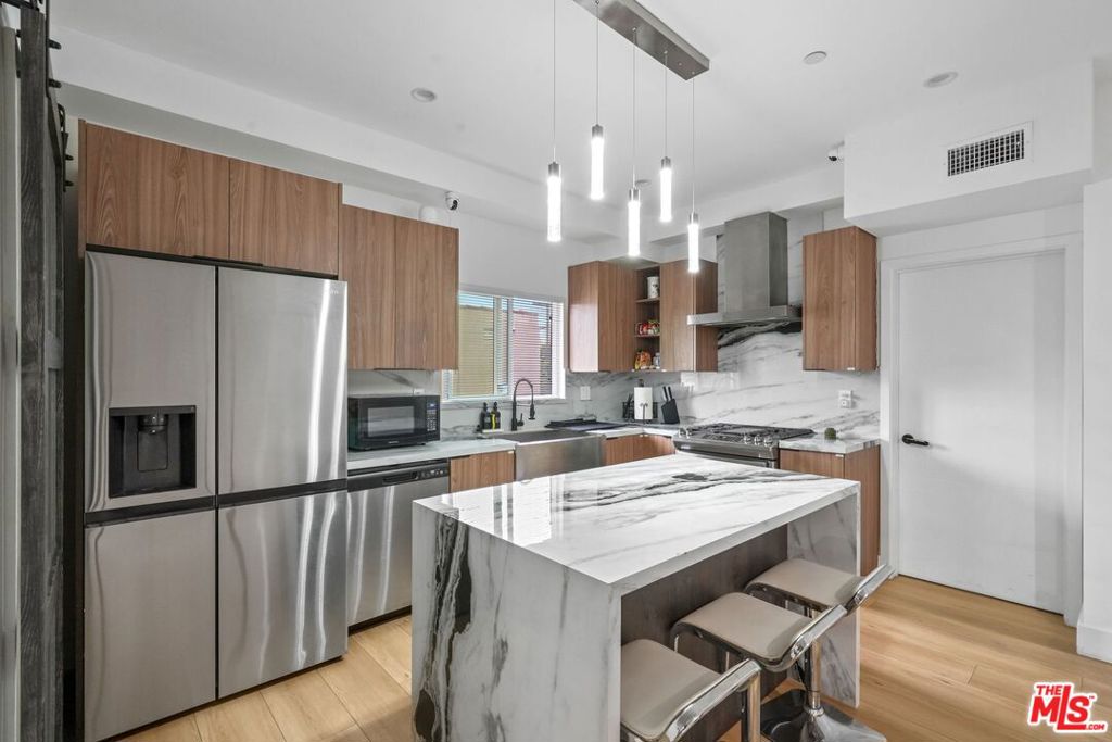 1842 S Sycamore Avenue