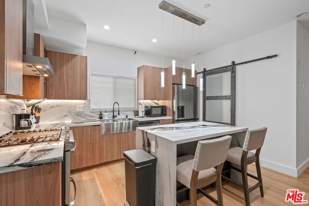 1842 S Sycamore Avenue